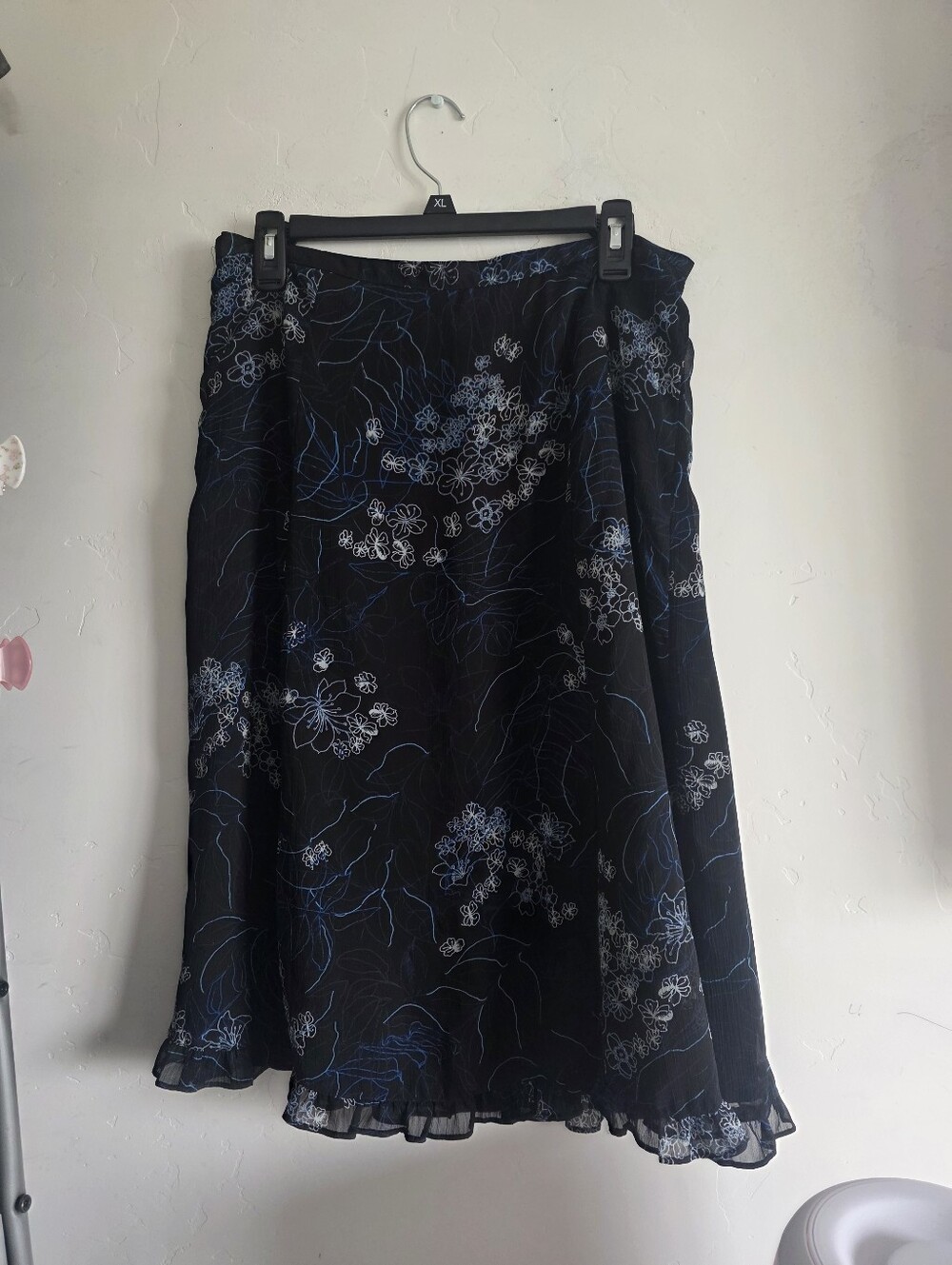 Black Floral A-Line Women's Skirt - Elegant Blue & White Pattern